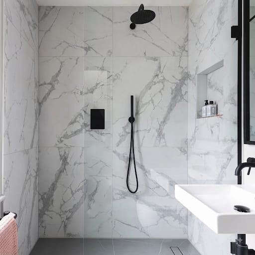 Ducha revestida con placas de PVC simil mármol