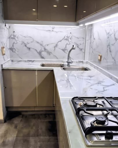 Alzadas de cocina revestidas con PVC simil mármol